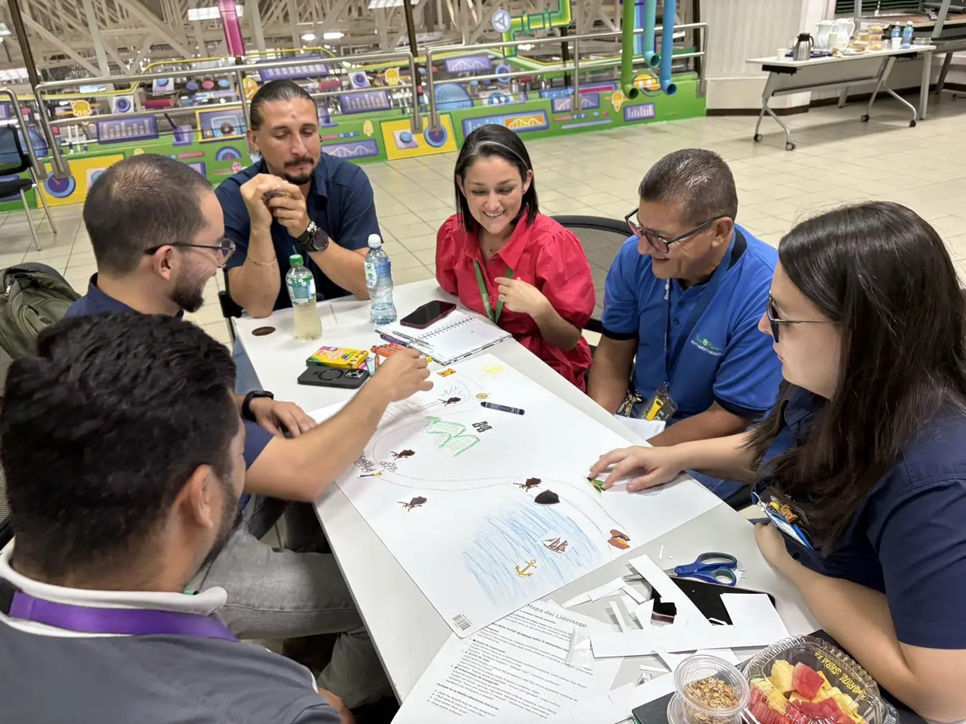 Participantes trabajan juntos con materiales de un laboratorio.