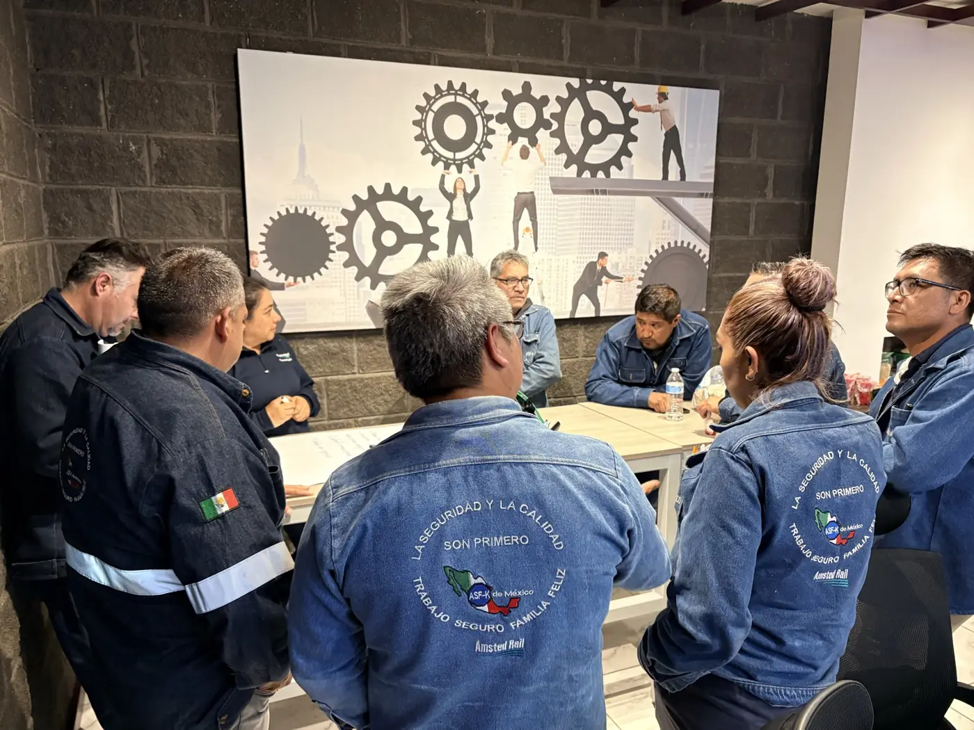 Líderes de planta participan en una dinámica de Liwa.